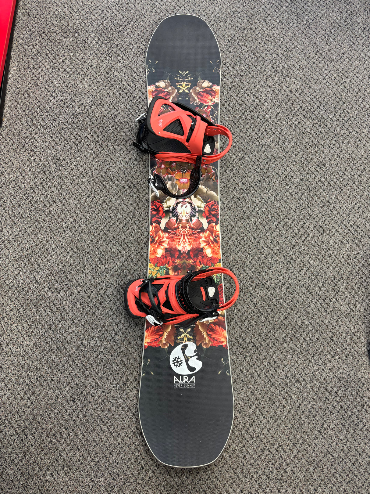 Pre owned Never Summer Aura 150 Women's Snowboard & Burton Lexa Bindings