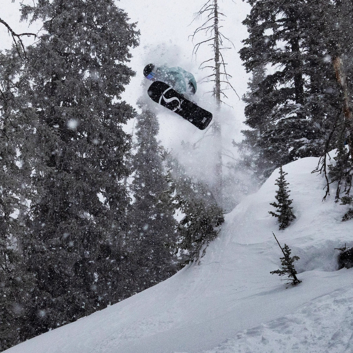 Never Summer Benchmark Men's Snowboard 2026