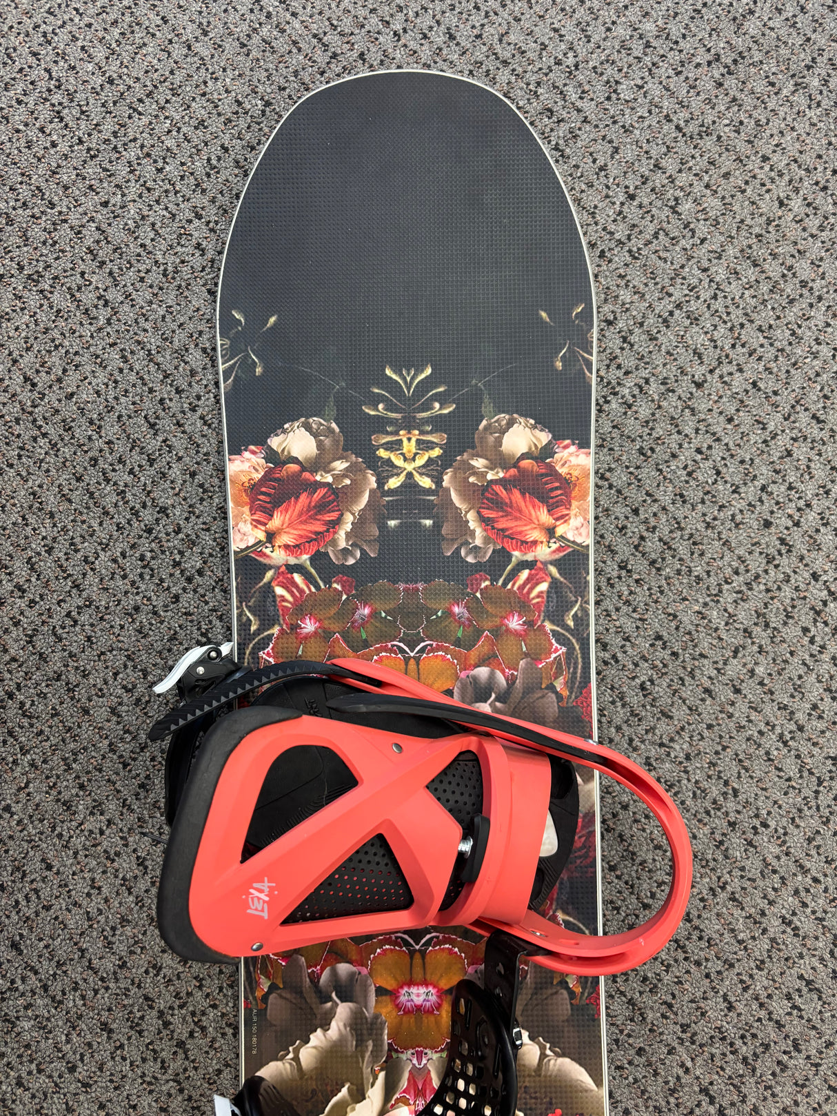 Pre owned Never Summer Aura 150 Women's Snowboard & Burton Lexa Bindings