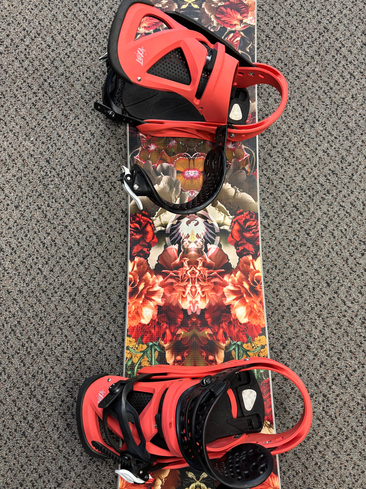 Pre owned Never Summer Aura 150 Women's Snowboard & Burton Lexa Bindings