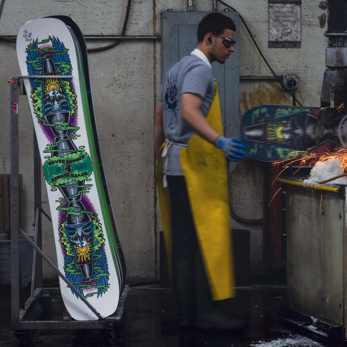 Never Summer Men's Llama Snowboard 2027 - factory